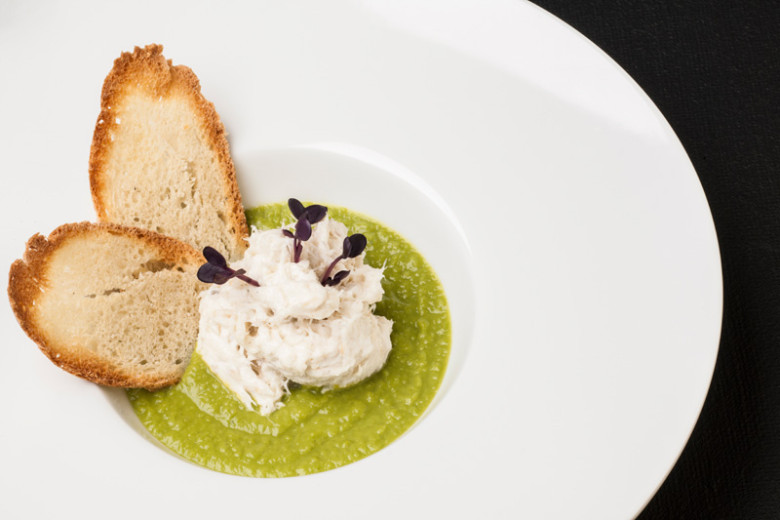 Crema di piselli novelli con nuvola di baccalà Tagliapietra mantecato e petali di pane tostato