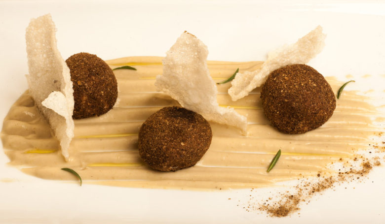 Martino Zennaro Chef- Roché di baccalà al caffè con fonduta di melanzane del Cavallino e chips di mais.