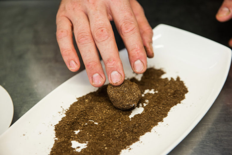 Con le mani create delle sfere che andranno poi ripassate in polvere di caffè